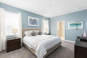 8 kamar tidur, meja kerja, setrika/meja setrika, dan tempat tidur bayi