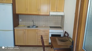 Private kitchen | Fridge, oven, cookware/dishes/utensils, ice maker