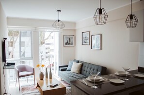 Departamento, 1 habitación | Área de sala de estar | Televisión de pantalla plana 