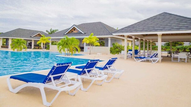 Outdoor pool - Ocho Rios Villa at Coolshade ll (Ocho Rios)