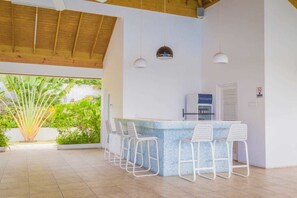 Fridge, microwave, oven, cookware/dishes/utensils - Ocho Rios Villa at Coolshade ll (Ocho Rios)