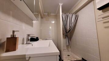 Douche, articles de toilette gratuits, sèche-cheveux