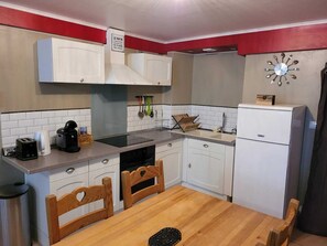 Fridge, microwave, oven, stovetop - Charming apartment in the heart of Champagne. (Avize)