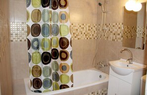 Secadora de cabello, toallas, jabón, shampoo 