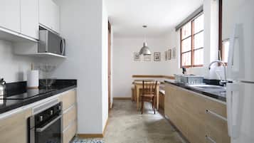 Departamento, 2 habitaciones | Cocina privada | Refrigerador con congelador, microondas, horno y parrilla de estufa