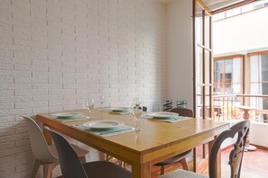 Appartement, 2 chambres | Restauration dans la chambre