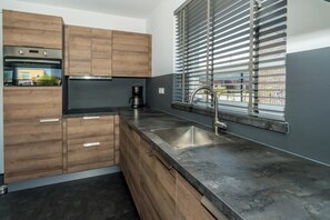 Jääkaappi, mikroaaltouuni, liesi, astianpesukone