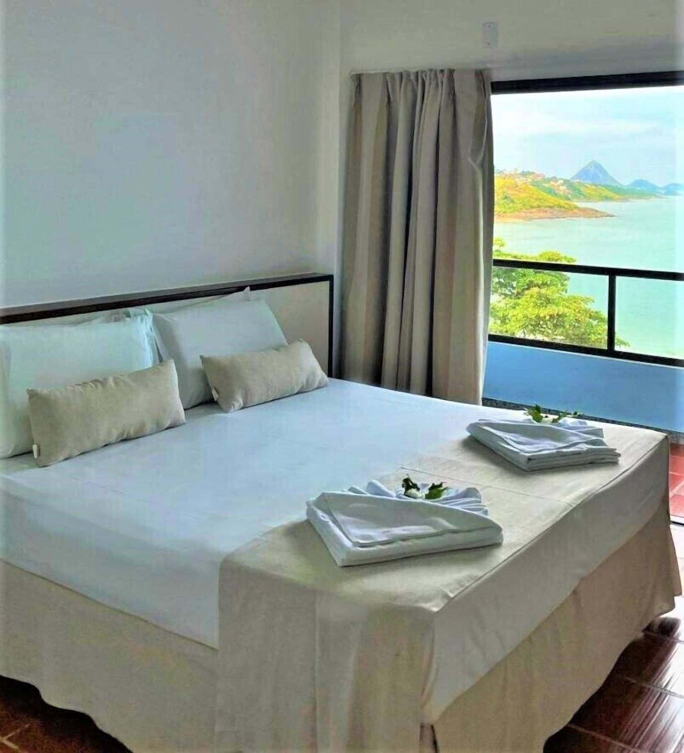 Hypo-allergenic bedding, minibar, blackout curtains, iron/ironing board
