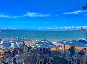 Kerusi lepak pantai, payung, aktiviti berkayak