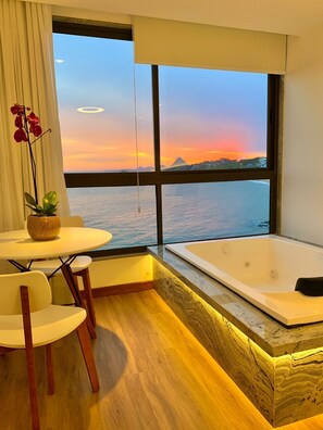 Luxury Room, Jetted Tub, Sea Facing | 1 bilik tidur, peralatan tempat tidur hipoalergenik, bar mini