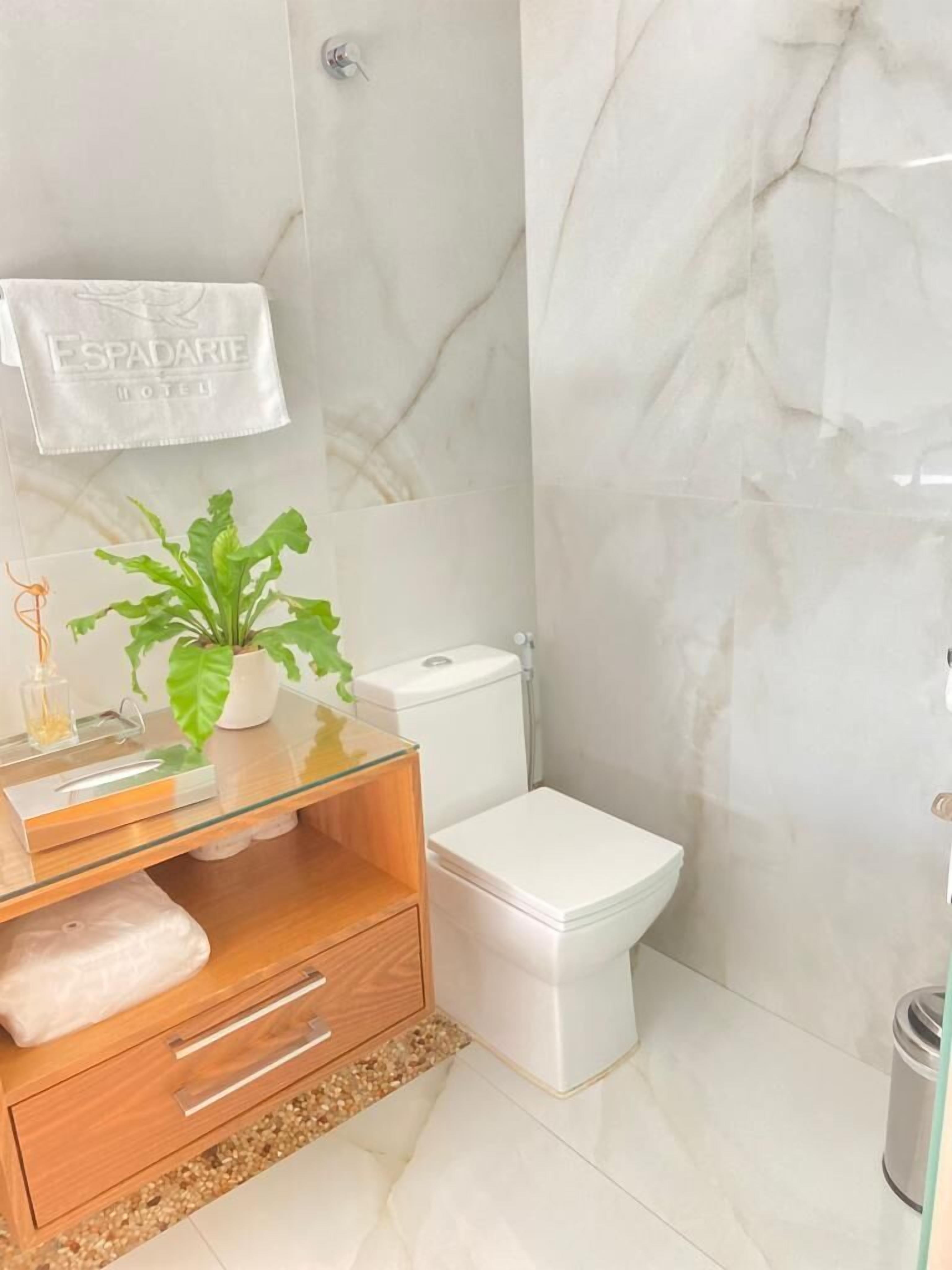 deluxe suite, hot tub, sea view | bathroom | towels