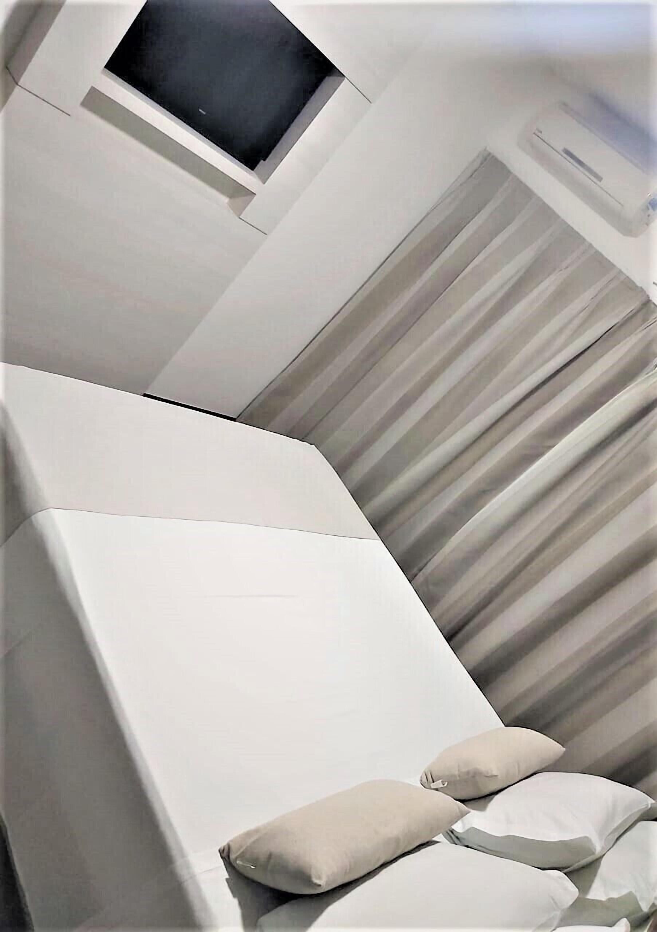 Hypo-allergenic bedding, minibar, blackout curtains, iron/ironing board