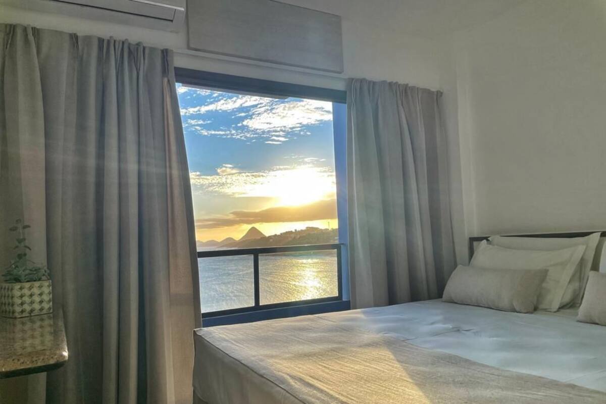 Hypo-allergenic bedding, minibar, blackout curtains