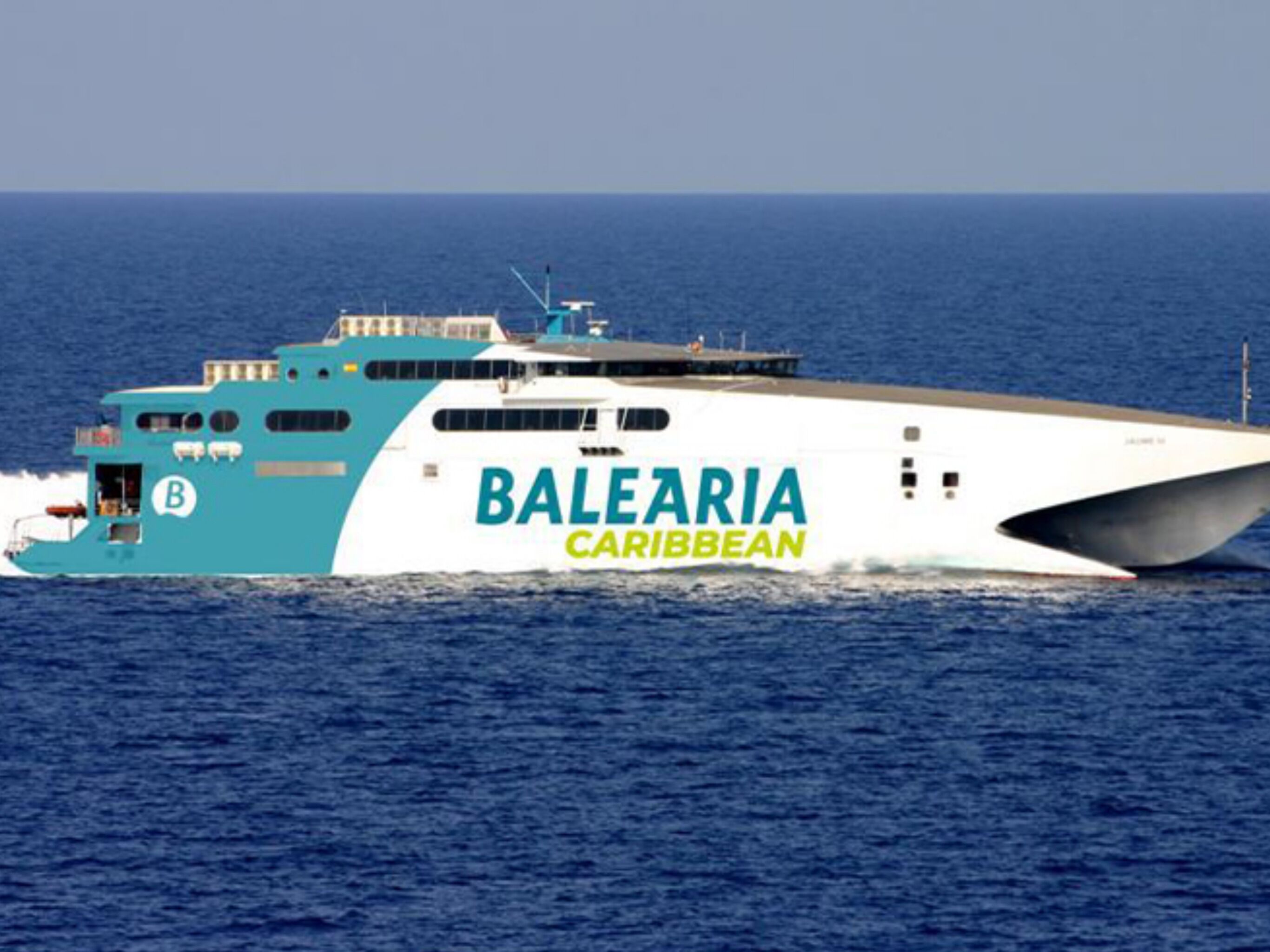 Suuri risteilyalus, jonka nimi on ”Balearia Caribbean”, ja jonka väriteema on sinivalkoinen. Aluksessa on selkeästi erottuva keula sekä kansialue, jossa on ikkunoita ja kaiteita.