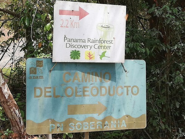 A sign for the Panama Rainforest Discovery Center and Camino Del Oloeducto.