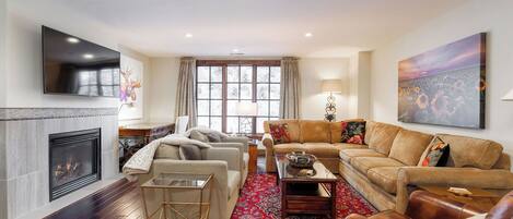 Smart TV, fireplace, stereo