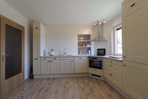 Réfrigérateur, un four, surface de cuisson, lave-vaisselle