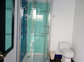 Ensemble baignoire-douche, baignoire à remous, savon, papier de toilette