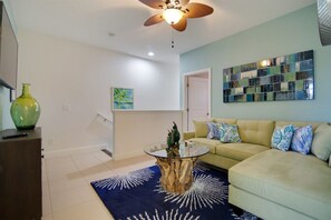 House | Living room | Flat-screen TV, DVD player - 3BR Townhome in  Festival (Davenport)