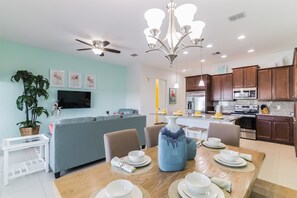 House | Private kitchen | Stovetop, dishwasher, cookware/dishes/utensils - 3BR Townhome in  Festival (Davenport)