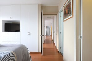 Apartment, 2 Schlafzimmer | Individuell dekoriert, individuell eingerichtet, Schreibtisch