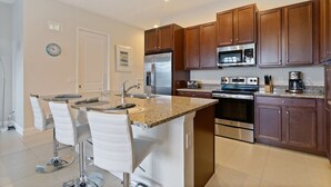 House | Private kitchen | Stovetop, dishwasher, cookware/dishes/utensils - 4BR Townhome in Festival (Davenport)
