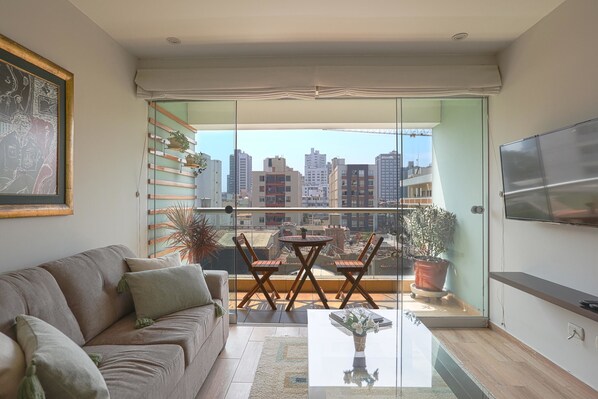 Smart TV - Descubre Miraflores Desde un Hermoso Departamento (Lima)