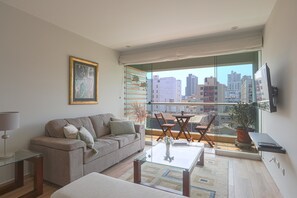 Smart TV - Descubre Miraflores Desde un Hermoso Departamento (Lima)