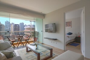 Smart TV - Descubre Miraflores Desde un Hermoso Departamento (Lima)