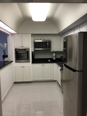 Køleskab, mikrobølgeovn, ovn, kogeplade