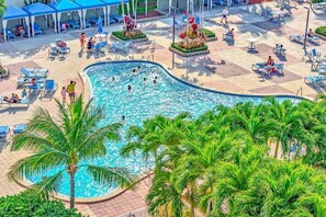 Utomhuspool och uppvärmd pool