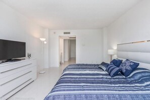 3 slaapkamers, een strijkplank/strijkijzer, wifi, beddengoed