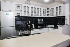 Apartment, 2 Bedrooms | Private kitchen