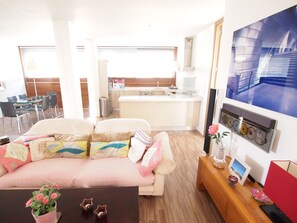 Televisión, reproductor de DVD, libros y biblioteca musical