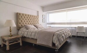 아파트, 침실 3개 | 각각 다른 스타일의 인테리어, 각각 다르게 가구 비치, 책상, 다리미/다리미판