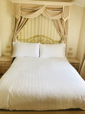 3 bedrooms, internet, bed sheets