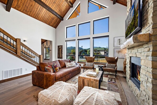 Smart TV, fireplace, stereo