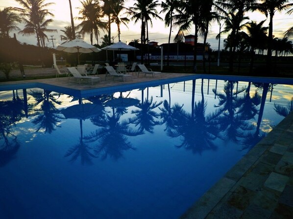 Alberca al aire libre y sombrillas en la alberca 