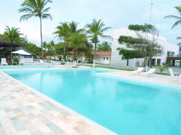 Außenpool, Sonnenschirme