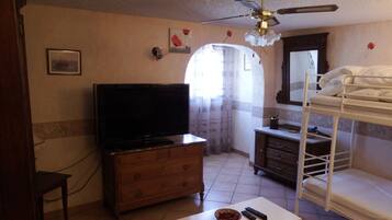 2 slaapkamers, een strijkplank/strijkijzer, wifi, beddengoed