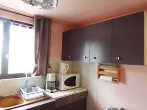 Een koelkast, een magnetron, een oven, een kookplaat