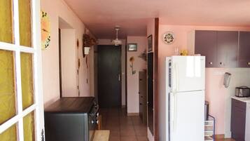 Een koelkast, een microgolfoven, een oven, een kookplaat