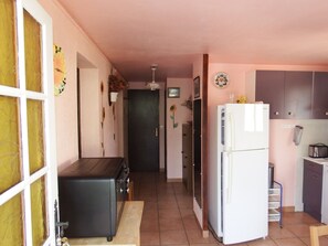 Een koelkast, een magnetron, een oven, een kookplaat