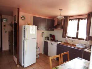 Een koelkast, een magnetron, een oven, een kookplaat