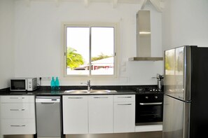 Een koelkast, een magnetron, een oven, een kookplaat