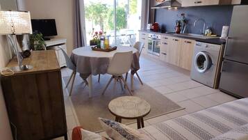 Geladeira, micro-ondas, fogão, cooktop