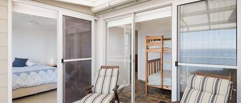 3 habitaciones, tabla de planchar con plancha y ropa de cama