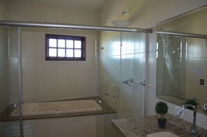 Ducha, toallas, jabón, shampoo