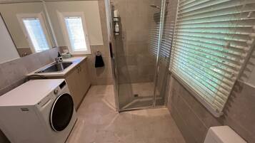 Haartrockner, Handtücher, Shampoo, Toilettenpapier