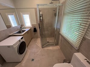 Sèche-cheveux, serviettes fournies, shampoing, papier toilette